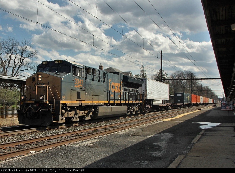 CSX 3341 leads I032